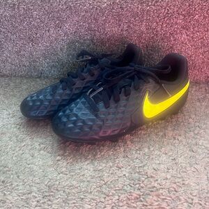 Nike Boys Tiempo Legend 8 Club AT5881-070 Black SoccerCleats Shoes 13.5C